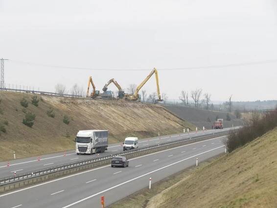 Sesuv půdy už na D3 nebude hrozit. O zeminu se starají bagry a nákladní auta