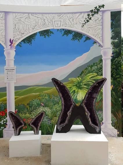Trompe Wingwall Day 35 - Finishing centre and right hand panel | Jacqueline Hill Prestige Art Collection