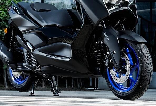 Yamaha XMAX 125 2025 Icon Black - systém kontroly trakce (TCS). (18)