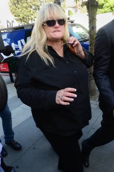 Debbie Rowe swarmed by media while arring to a courthouse | Source: Getty Images