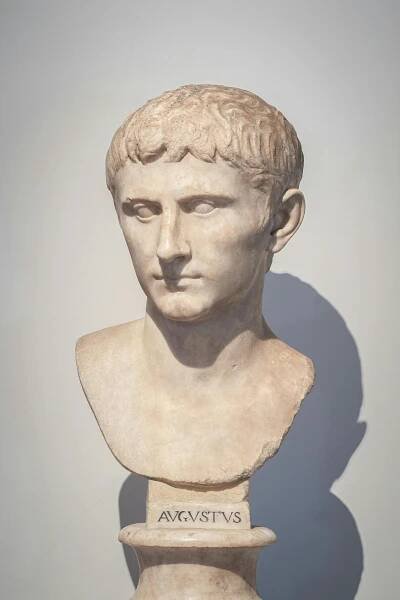 Cicero, Augustus and the others: the Vasari Corridor at the Uffizi welcomes historical figures