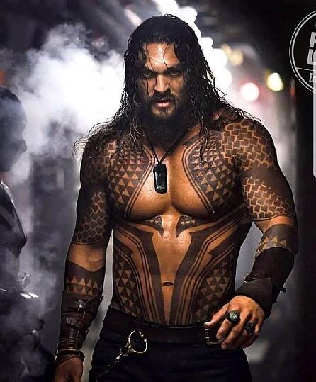FOTO: I když superhrdinské filmy baví především muže, na tenhle se dámy nebudou moct vynadívat. Jason Momoa je pastva pro oči. – stránka 11