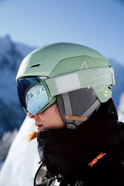 bolle_aw23-24_helmets-goggles_imagery_02__kerleylayla.jpg