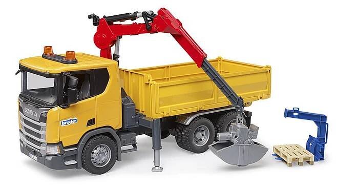 Stavební nákladní automobil Bruder Scania Super 560R s jeřábem a 2 paletami