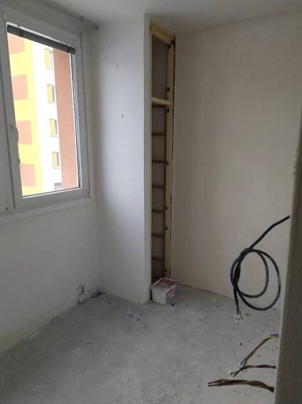 Neskutečné! Brno opravuje lidem koupelny, na záchod a pod sprchu musí do buňky před dům
