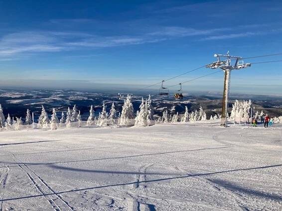 Skiareál Rokytnice nad Jizerou nabízí dlouhé, široké sjezdovky a pro děti Funpark
