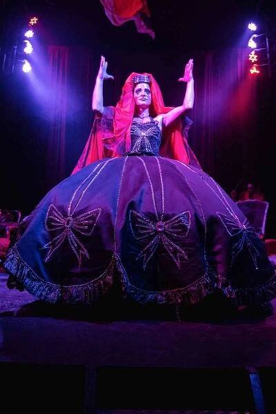 Napětí, zábava i kabaret. Ohana horor cirkus baví diváky v Komárově. Do neděle