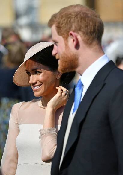 Fotky: Jako dvě zamilované hrdličky. Šťastní Harry a Meghan už se po svatbě objevují na veřejnosti