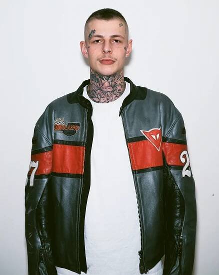 Další album a blížící se tour? Dorian vás naláká trackem Zk***enej den — Universal Music