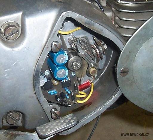 12V regulátor napětí (dobíjení) pro Jawa 50 Pionýr pod víkem motoru
