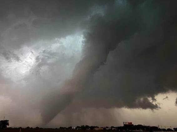 When and where are tornadoes most common in Texas?