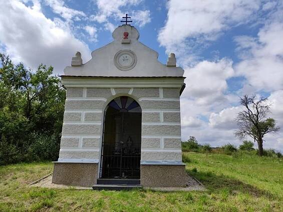 Dolní Loučky lákají na hrad i most. Železniční tragédii připomíná pamětní deska