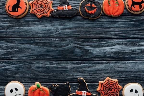 Pohled shora uspořádány Halloween domácí cookies uloženy v řádcích na dřevěné pozadí — Stock obrázek