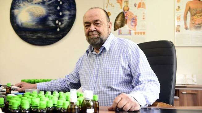Doktor Jonáš, studovaný léčitel. Neví sice, jak jeho přístroje fungují, ale peníze se mu sypou