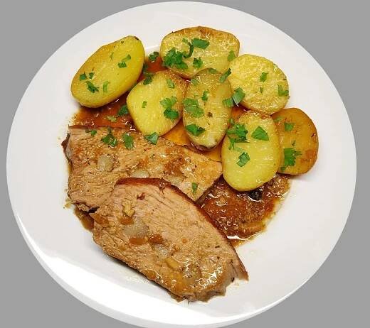 Pečená špikovaná vepřová kýta s bramborem recept
