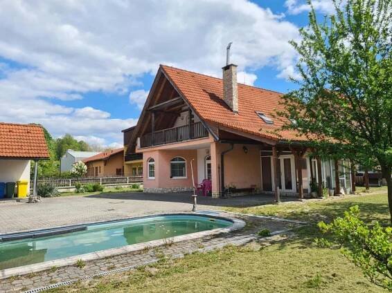 Vila s bazénem - pronájem chaty Nový Hrozenkov - zvětšit