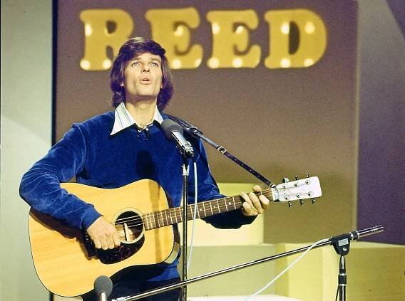 Dean Reed mit Gitarre, 1977