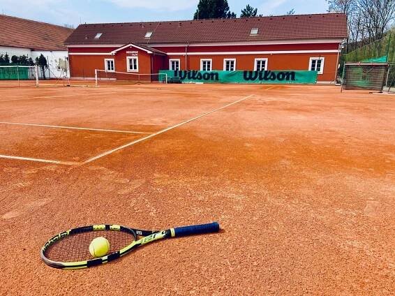 Pronájem tenisových kurtů na Praze 4, tenisové kurzy, sparring, vyplétání raket