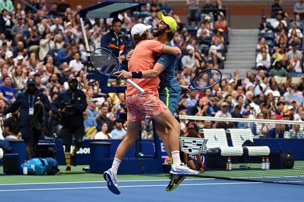 Max Purcell a Jordan Thompson slaví vítězství ve čtyřhře mužů na US Open