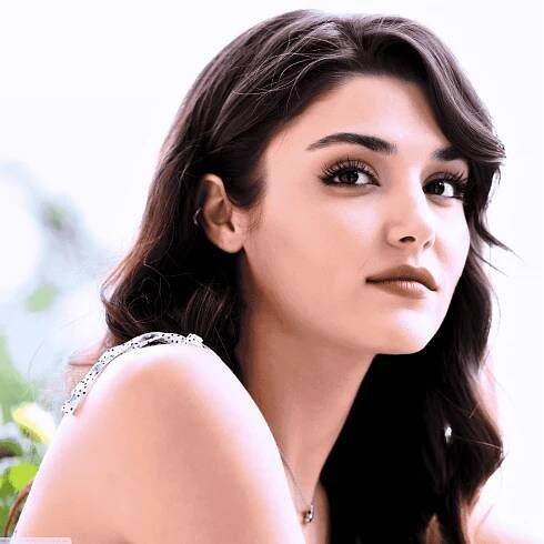 Hande Erçel Biography - Wiki, Age, boyfriend, Height, Weight, Husband, Photos and More