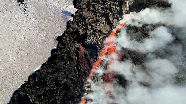 FOTO: Bitva sněhu a lávy. Na zasněžené Etně došlo k silné erupci