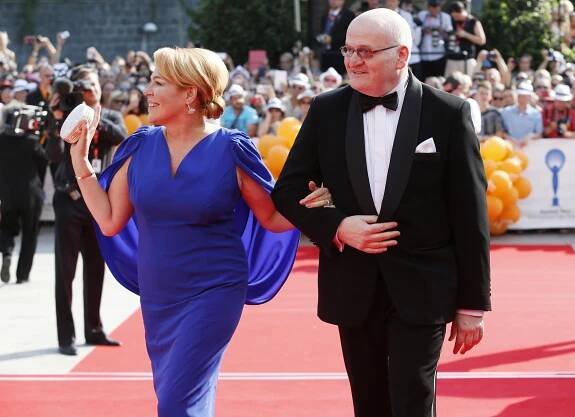 Dagmar Havlová ve Varech: loni trochu kontroverzní „pytel“, letos je královnou strohé elegance. Takhle jí to slušelo!