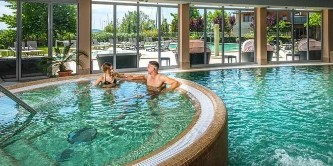 Moderní hotel na břehu Balatonu: polopenze, neomezený wellness i bazény