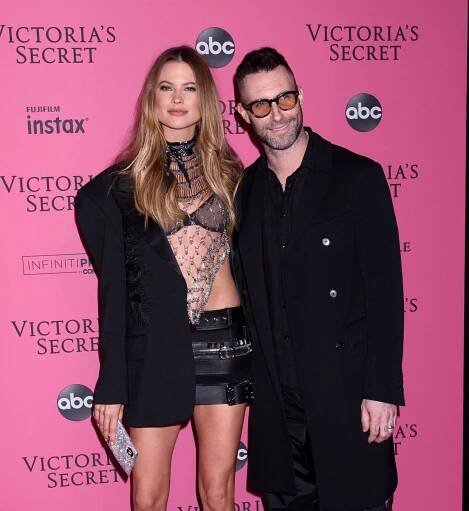 Takhle lze vypadat ani ne měsíc po porodu? Behati Prinsloo šokovala ultra štíhlou postavou a tím, s kým trávila Valentýna