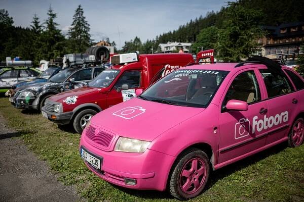 Káry za pár korun a dvě Pamely. Na Bílé se to hemžilo vyladěnými auty Gumbalkan