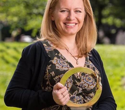 FOTO: Zuzana se zelenou Nobelovou cenou. – stránka 301