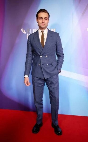 Dámy, plačte: Hollywoodský fešák Douglas Booth se oženil!