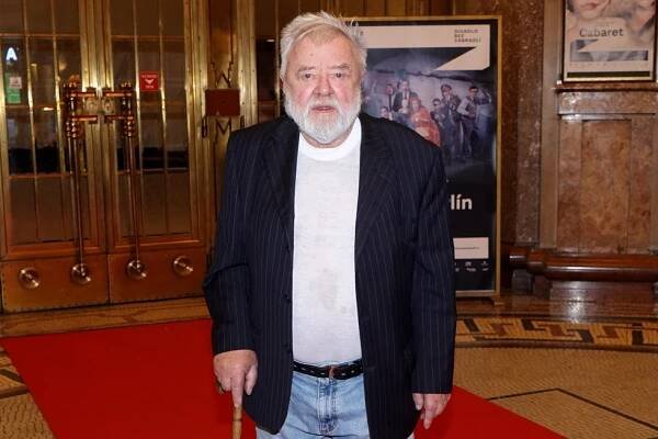 První premiéra v Heřmánkově (†76) divadle po jeho smrti: Zástupy slavných, Karlova rodina, ale vdova Hana...