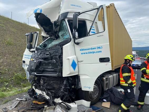 Tragická nehoda dvou kamionů uzavřela dálnici D8. Jeden z řidičů zemřel