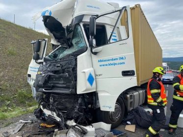 Tragická nehoda dvou kamionů uzavřela dálnici D8. Jeden z řidičů zemřel
