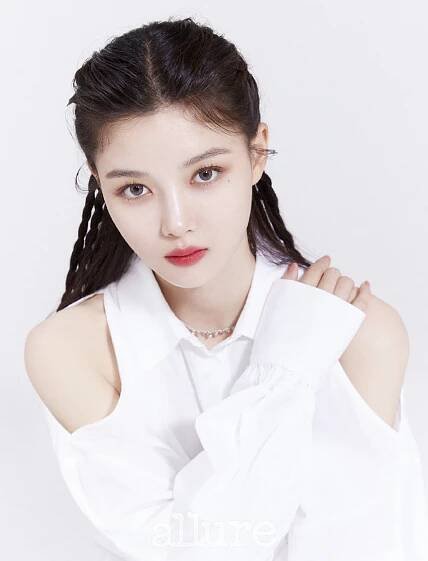 Kim Yoo Jung v rozhovore pre Allure prezradila, ako ju ovplyvňuje jej láska k umeniu pri výbere hereckýh rolí