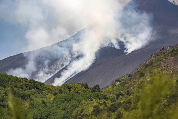 Etna se probudila. Výbuch vyděsil turisty, zřítila se stěna jednoho z kráterů