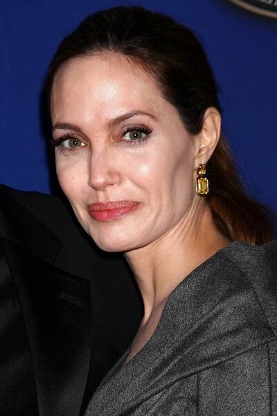 Angelina Jolie se po delší době objevila na veřejnosti. Co myslíte, rýsuje se jí těhotenské bříško?