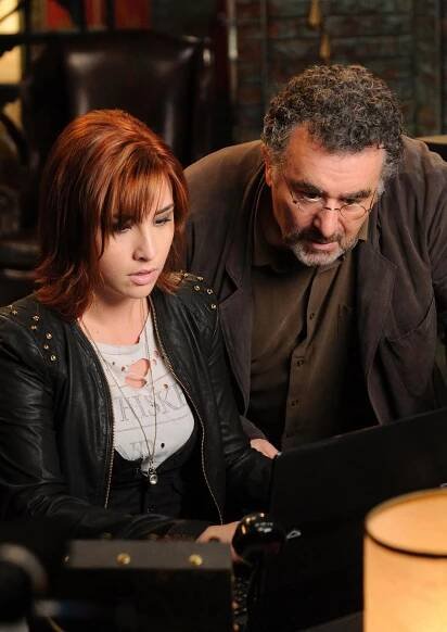 Skladiště 13 - Naši blízcí - Z filmu - Allison Scagliotti, Saul Rubinek