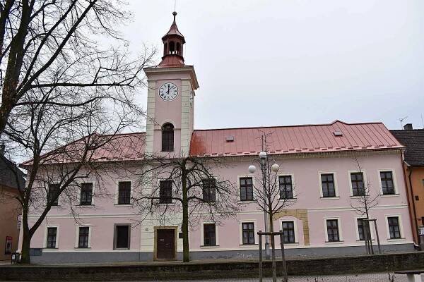 Stará novostrašecká radnice, jejíž počátky sahají minimálně do 16. století.