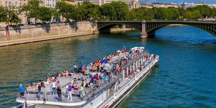 Paříž: Vyhlídková plavba lodí Bateaux Mouches po řece Seině.