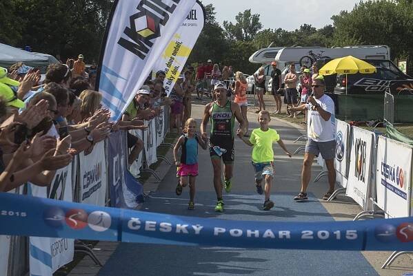 Ospalý s Vítovou si podmanili triatlon v Opavě, závodníky chladili hasiči i místní diváci