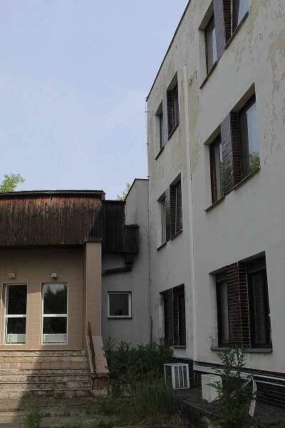 Bývalý vojenský areál tyčící se nad Újezdem u Brna je na prodej. Město za něj chce dvacet milionů korun.