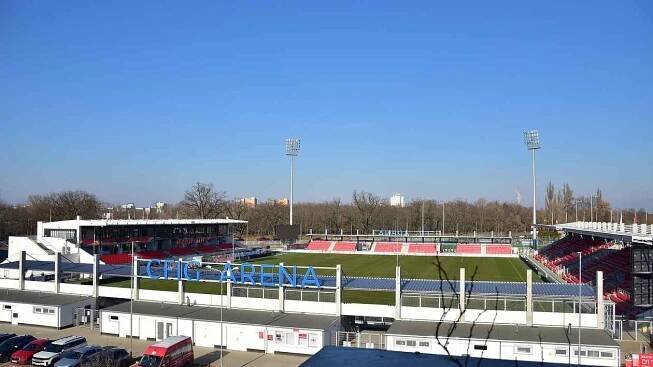 Výhled z nejvyšších pater nové pardubické stavby arena parking nedělá fotbalovému FK Pardubice příliš velkou radost...