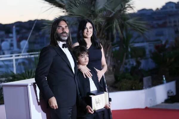 Zain Alrafeea, Nadine Labaki, Khaled Mouzanar assistent au photocall du Palme d'Or lors du 71e Festival de Cannes au Palais le 19 mai 2018 à Cannes, France . — Image