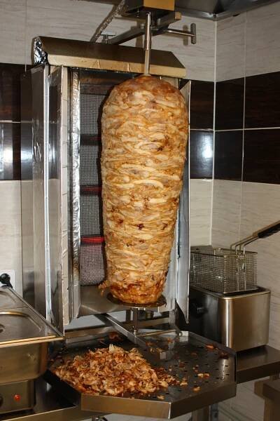 Dürüm kebab: Grilované maso se zeleninou v chlebové rolce