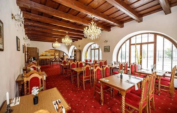 Restaurace s terasou - Rožmberský dvůr - unikátní hotel v centru