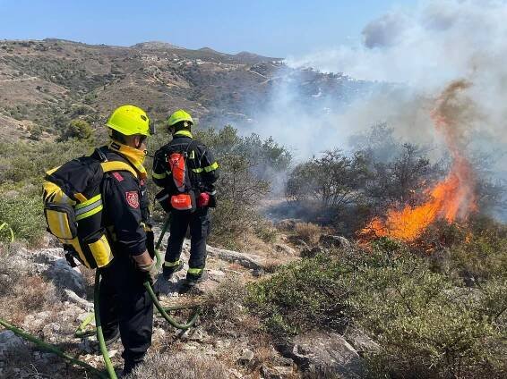 Čeští hasiči zasahují u rozsáhlého požáru u Atén. Situaci komplikuje hustý dým a silný vítr