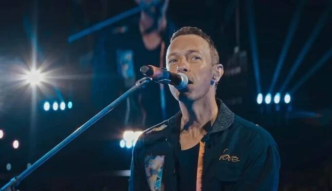 Coldplay prekvapili novým klipom, ktorý prináša dávku nostalgie aj energie! Účinkuje v ňom legendárny Karate Kid | Europa