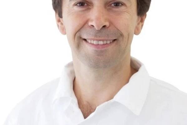 "Operatér očí je jako houslový virtuos," míní přednosta sítě očních klinik