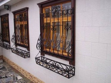 Kovové mřížky na oknech (57 fotografií): okenní svařované konstrukce, instalační drobnosti, krásné vnitřní kované verze